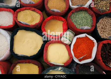 Impulsions Oriental (pois, lentilles) et des céréales (riz, boulgour, semoule, couscous, blé) en vente sur le marché de l'alimentation Banque D'Images
