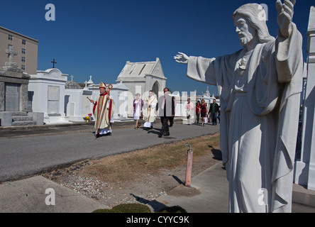 La Nouvelle Orléans, Louisiane - Archevêque Gregory Aymond mène la bénédiction des tombes au cimetière St Louis # 3 le jour de la Toussaint. Banque D'Images