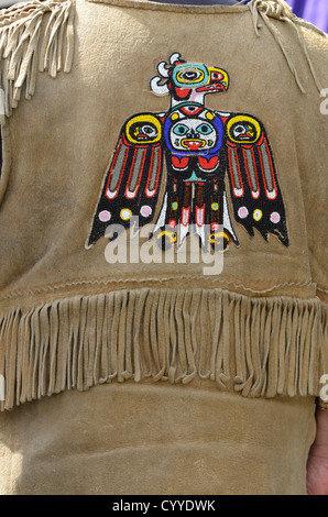 Broderie perlée sur chemise en cuir à des cérémonie à Auk Bay, Alaska. Banque D'Images