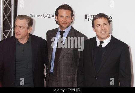 12 novembre 2012 - New York, New York, États-Unis - les acteurs Robert De Niro, BRADLEY COOPER et David O. RUSSELL assiste à la première de New York 'Silver Linings Playbook' tenu à la Ziegfeld Theatre. (Crédit Image : © Kaszerman ZUMAPRESS.com)/Nancy Banque D'Images