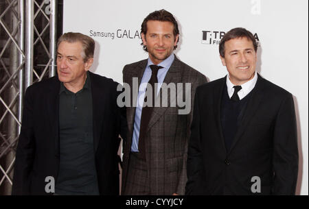12 novembre 2012 - New York, New York, États-Unis - les acteurs Robert De Niro, BRADLEY COOPER et David O. RUSSELL assiste à la première de New York 'Silver Linings Playbook' tenu à la Ziegfeld Theatre. (Crédit Image : © Kaszerman ZUMAPRESS.com)/Nancy Banque D'Images