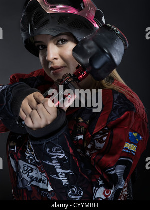 Femme Paintballer avec pistolet de paintball et de l'armure de corps Banque D'Images
