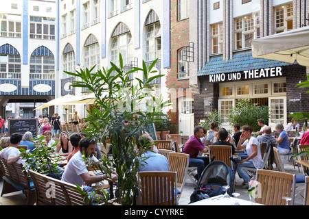 Hackesche Hofe à Berlin avec les gens au café Banque D'Images