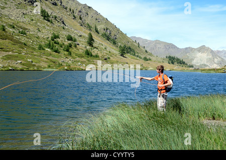 Pêche à la mouche à gros Anglais ou Boy Fly au Lac de Cristol ou au Lac de Cristol Briançonnais Hautes-Alpes Alpes France Banque D'Images