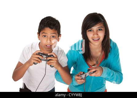 Frères et sœurs Latino bataille dans les jeux vidéos sur fond blanc Banque D'Images