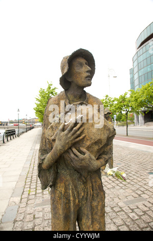 La famine irlandaise de statues dans une rue publique à Dublin Banque D'Images