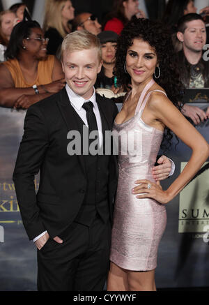 12 novembre 2012 - Los Angeles, Californie, États-Unis - Noel Fisher & Date arrive pour la première du film ''The Twilight Saga : Breaking Dawn-Part 2'' au Nokia Theater. (Crédit Image : © Lisa O'Connor/ZUMAPRESS.com) Banque D'Images