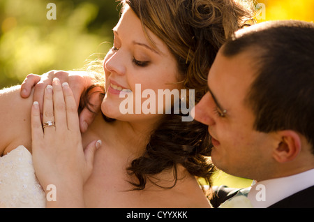 Un couple holding hands smiling son anneau de mariage Banque D'Images