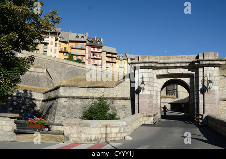 Porte d'Embrun porte ou entrée et fortifications Vauban de la ville fortifiée de Briançon Hautes-Alpes France Banque D'Images