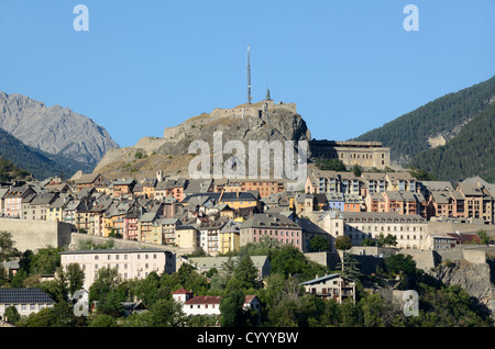 Panorama ou vue panoramique sur la ville fortifiée, le château, le fort, la Citadelle et les fortifications Vauban Briançon Hautes-Alpes France Banque D'Images