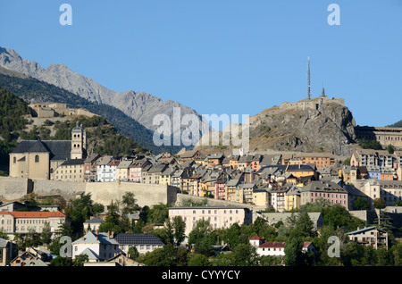 Vue panoramique sur la Citadelle, le fort, le château et les fortifications Vauban Briançon Hautes-Alpes France Banque D'Images