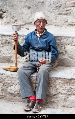 Homme âgé prier avec la prière dans le square près de la palais du roi d'Asie Asie Historique Classique Classique Indegent Banque D'Images