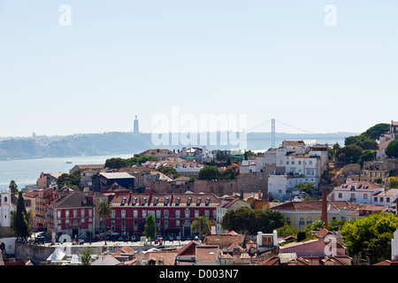 Vue sur les collines de l'Alfama, le Tage, Cristo-Rei statue et pont 25 de Abril. Lisbonne, Portugal. Banque D'Images