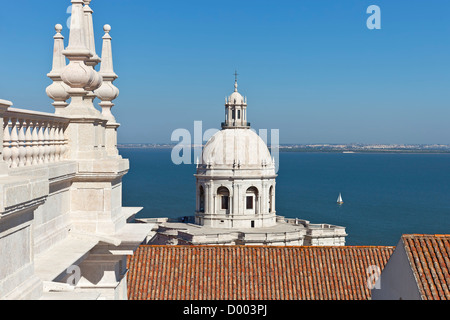 Dôme de l'église de Santa Engrácia (Panteon) vue depuis le toit de la monastère de São Vicente de Fora. Lisbonne, Portugal Banque D'Images