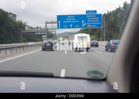La conduite sur l'autoroute A2 en Allemagne Banque D'Images
