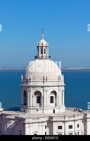 Tour-lanterne de l'église de Santa Engrácia, mieux connu sous le nom de Panthéon National (Panteão Nacional). Lisbonne, Portugal. Banque D'Images