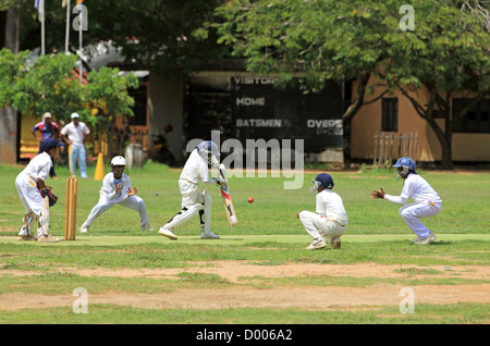 Des écoliers à l'école inter de cricket à Tissamaharama, au Sri Lanka.
