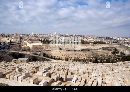Vue depuis les tombes de Mont des Oliviers sur le vieux Jérusalem, Israël Banque D'Images