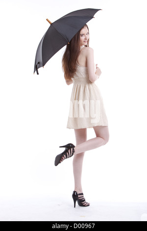 Portrait de la belle jeune femme en robe avec umbrella against white background Banque D'Images