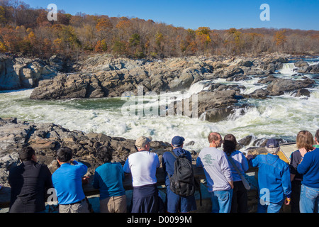 GREAT FALLS, Maryland, Etats-Unis - les personnes à l'île d'Olmsted donnent sur la rivière Potomac à Great Falls. Banque D'Images