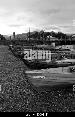 Barques en bois sur la rive de Derwentwater, Keswick, Parc National de Lake district, comté de Cumbria, Angleterre, Royaume-Uni. Banque D'Images