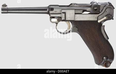 A Luger modèle 1906 'American Eagle' avec étui, cal.7.65 Parabellum, n° 68282.numéros correspondants.alésage lumineux, longueur du corps 120 mm.marque d'épreuve couronne/'N'.sécurité de prise.sur chambre rouleau faible des bras américains,sur le bras de bascule avant marqué 'DWM',Dark Extractor 'Loaded'.sécurité non marquée.'Allemagne' sous la série no.Complete panneaux en métal brossé, gravure en jaune, petite taille, plaque en noyer, plaque de métal brossé, petite taille, plaque de métal, petite taille, plaque de métal, plaque de métal, plaque de métal brossé, petite taille Avec base en bois, no.2.Comes avec un contemporain, utilisé noir étui avec pochettes pour k, droits supplémentaires-Clearences-non disponible Banque D'Images