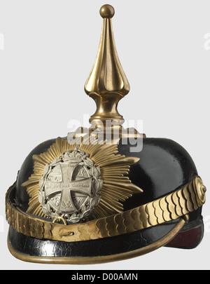 Casque pour officiers de la Réserve d'infanterie ou du Service médical, porté jusqu'en 1897.crâne en cuir avec fixations dorées.le pic de casque est du modèle spécial de Mecklembourg avec une finale de boule de décollage.bras de Mecklembourg plaqués argent sur la plaque d'étoile dorée avec une croix de Landwehr superposée,ainsi monté qu'il peut être enlevé Sans trace (pas de trou dans l'emblème).Chinches métalliques plates.Cocrade nationale de soie sur le côté droit.Doublure en soie nervurée avec le nom du propriétaire 'de ver.Holm'.magnifiquement préservé, casque rare, historique,historique,19th cen,droits additionnels-Clearences-non disponible Banque D'Images