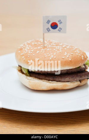 Fresh hamburger en plaque avec drapeau sud-coréen sur la surface en bois Banque D'Images