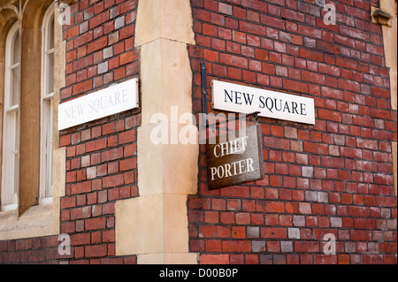 Lincolns Inn High Holborn London Square nouveau signe de route sur mur de brique rouge et Chef de porter main en bois peint suspendue Banque D'Images