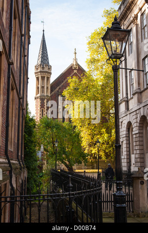 Lincolns Inn High Holborn Londres vue de l'ancien Square chambres pour la chapelle construite par Inigo Jones 1623 rampes gaz ancien style jardins lumières de rue Banque D'Images