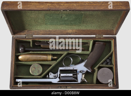 Un Beaumont Adams Revolver en boîtier, London Armoury Company, vers 1858.Cal.54,no.31361.5 1/2'-baril avec adresse gravée 'Deane & son,50 King William STT.London Bridge'.timbre d'acceptation de Londres et 'L.A.C.' sur le côté.cylindre cinq coups avec plusieurs marques d'acceptation.estampé 'lac' avec couronne sur cadre de noyer, côté droit, données de la partie avant de la cartouche de brevet sur la partie droite Vérifier l'état.presque nouveau avec un alésage semblable à un miroir.98 % du bleuissement original très poli, bords et protection de déclenchement légèrement usés.longueur 29 cm.en associé o,droits supplémentaires-Clearences-non disponible Banque D'Images