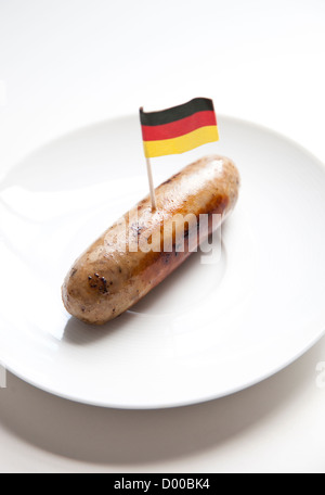 En saucisses plaque avec drapeau allemand decoration against white background Banque D'Images