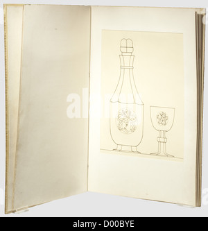 Hermann Göring - inventaire 'Kristallgläser zu einem Jagdservice'(verres en cristal pour un service sur le thème de la chasse)de la manufacture de Baccarat,un cadeau pour son 50ème anniversaire en 1943.mallette Vellum avec une grande couche d'or gaufrée des bras de la famille Göring et des feuilles de chêne sur le recto.liste d'inventaire avec texte explicatif et dessins Les différents verres, décanteurs et bols de fruits avec passe-passe.Dimensions env. 30 x 42 cm.sur la feuille de flyleaf un dédicace manuscrit au général Leclerc de ses officiers à Berchtesgaden, daté du 5.5.1945,hi,droits additionnels-Clearences-non disponible Banque D'Images