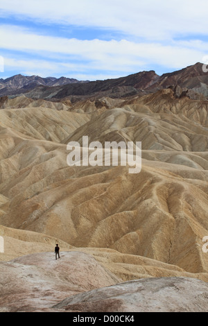 Une personne regardant le badlands à Zabriskie Point dans la vallée de la mort, Californie, USA Banque D'Images