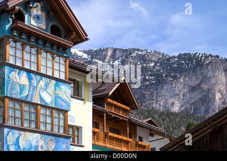L'Italie, Dolomites, Trentin-Haut-Adige, une maison typique avec des décorations dans le pays centre de Selva di Val Gardena Banque D'Images