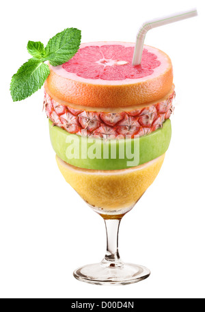 Verre de jus, composé de couches de fruits. Isolé sur un fond blanc. Banque D'Images