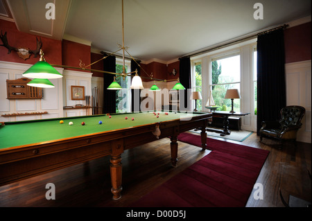 Une table de billard dans une maison de pays UK Banque D'Images