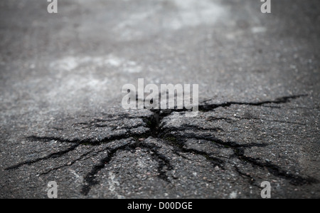 Photo gros plan de fissures naturelles sur l'ancienne route asphaltée Banque D'Images