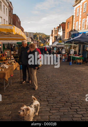 Marché de producteurs qui ont lieu le premier mardi de chaque mois sur High Street, Guildford, Surrey, Angleterre, Royaume-Uni Banque D'Images