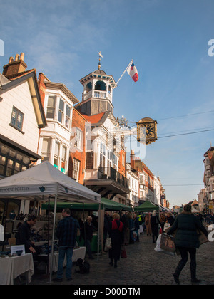 Marché de producteurs qui ont lieu le premier mardi de chaque mois montrant Guildford's monument 17ème siècle horloge. Banque D'Images