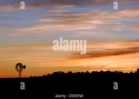 Silhouette d'un moulin à vent de puissance à l'aube dans le désert de l'Arizona Banque D'Images