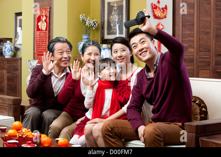 Family taking self portrait pendant le Nouvel An chinois Banque D'Images