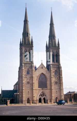 L'Irlande du Nord Belfast Falls Road St Peters Cathedral Banque D'Images