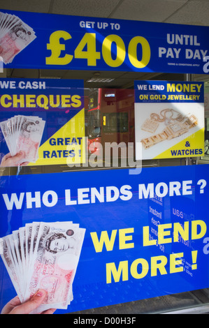 Une boutique à Dalston, London, UK offrant des prêts sur salaire, de dettes et d'or. Banque D'Images