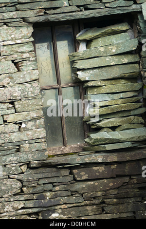 Les vestiges d'une vieille maison en ardoise à Honister Mine d'ardoise dans le Lake District. Banque D'Images