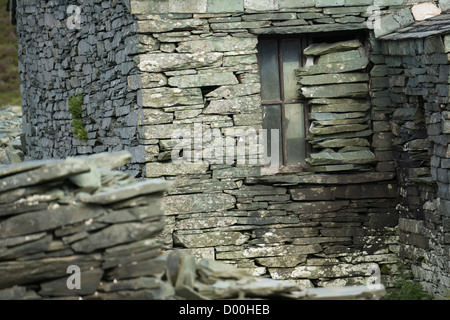 Les vestiges d'une vieille maison en ardoise à Honister Mine d'ardoise dans le Lake District. Banque D'Images