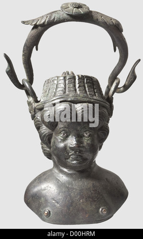 Un balsamarium romain, 1er/2e siècle après J.-C. Bronze avec patine verdâtre. Contenant sous forme de buste de cupidon portant un chapeau de paille. Traits du visage finement modélisés, yeux et mamelons incrustés d'argent. Le dessus du chapeau avec couvercle à charnière. Boucles latérales avec rosettes ornementales. La poignée mobile se terminant dans les têtes d'oiseau. La boucle droite est légèrement endommagée, petit trou à l'arrière de la tête. Hauteur sans couvercle 10 cm, avec couvercle 14.5 cm. Provenance: Collection privée viennoise,années 1980,historique,historique,XXe siècle,monde antique,monde antique,temps antique,objec,droits additionnels-Clearences-non disponible Banque D'Images