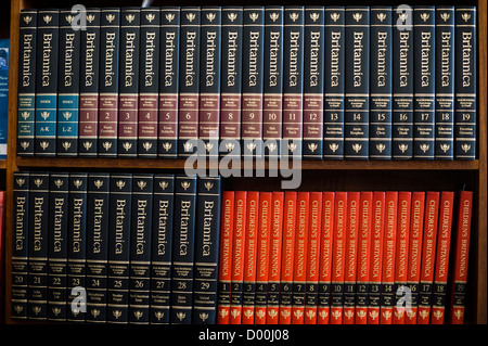 Volumes de l'encyclopédie Britannica dans la bibliothèque de l'école secondaire, le Pays de Galles UK Banque D'Images