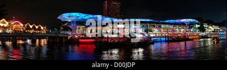 Clarke Quay la nuit est un espace de divertissement de bars et restaurants sur la rivière Singapour, au panorama. Banque D'Images