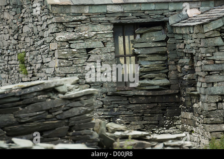 Les vestiges d'une vieille maison en ardoise à Honister Mine d'ardoise dans le Lake District, en Angleterre. Banque D'Images